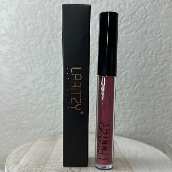 $7βπβ LARITZY Lip Gloss In Shade CURVE Nude Pink FULL SZβNEW - Picture 1 of 6